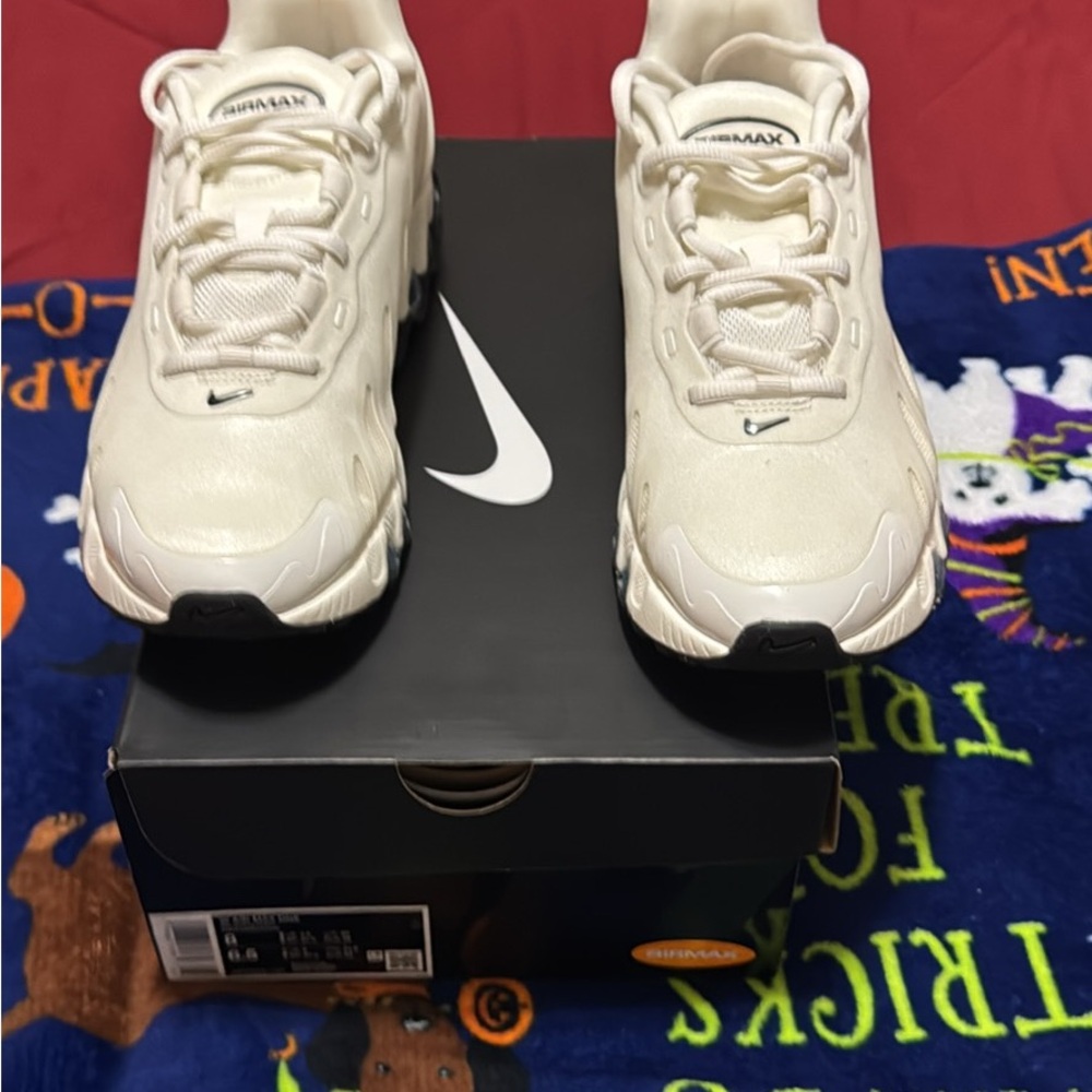 Nike Aur Max DN8 Cream and Black Women's Air Max Sneakers